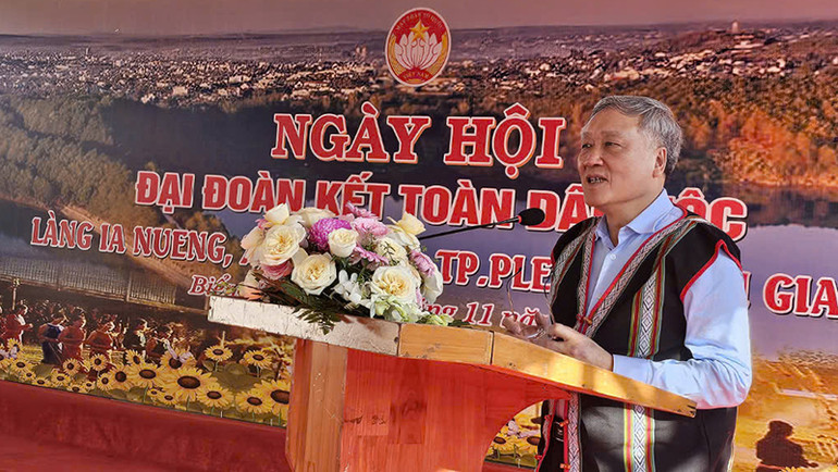 Phó Thủ tướng Nguyễn Hòa Bình phát biểu chung vui cùng người dân làng Ia Nueng.