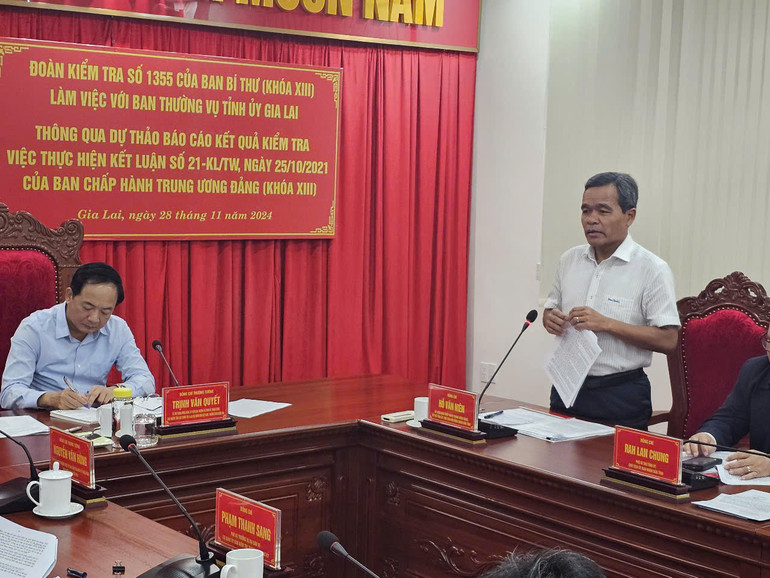 Đồng chí Hồ Văn Niên, Bí thư Tỉnh ủy, Chủ tịch HĐND tỉnh phát biểu tiếp thu dự thảo báo cáo Kết luận 21 và ý kiến chỉ đạo của Trưởng đoàn kiểm tra. Đồng chí Hồ Văn Niên, Bí thư Tỉnh ủy, Chủ tịch HĐND tỉnh phát biểu tiếp thu dự thảo báo cáo Kết luận 21 và ý kiến chỉ đạo của Trưởng đoàn kiểm tra.