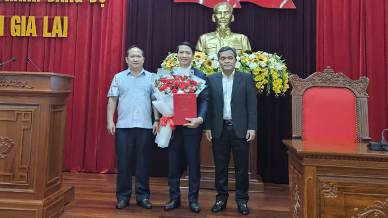 Bí thư Tỉnh ủy Hồ Văn Niên và Phó Bí thư Tỉnh ủy, Chủ tịch UBND tỉnh Gia Lai tặng hoa chúc mừng đồng chí Nguyễn Ngọc Lương.