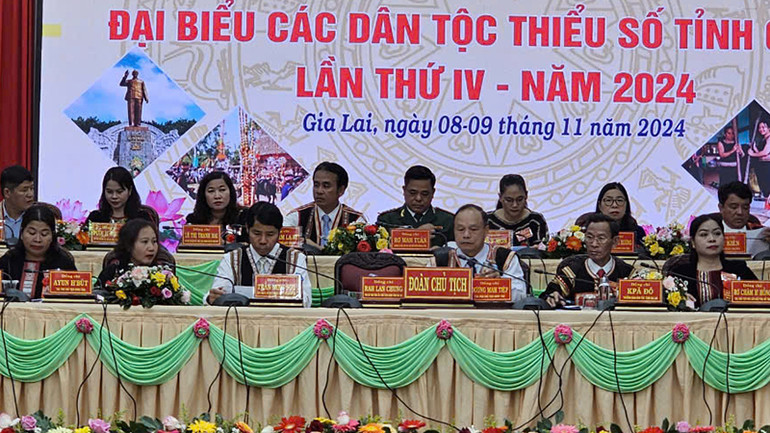 Đoàn Chủ tịch Đại hội.