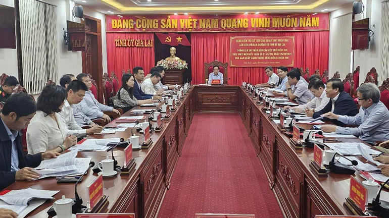 Quang cảnh buổi làm việc. Quang cảnh buổi làm việc.