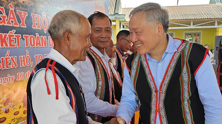 Phó Thủ tướng chia vui, tặng quà già làng Ia Nueng.