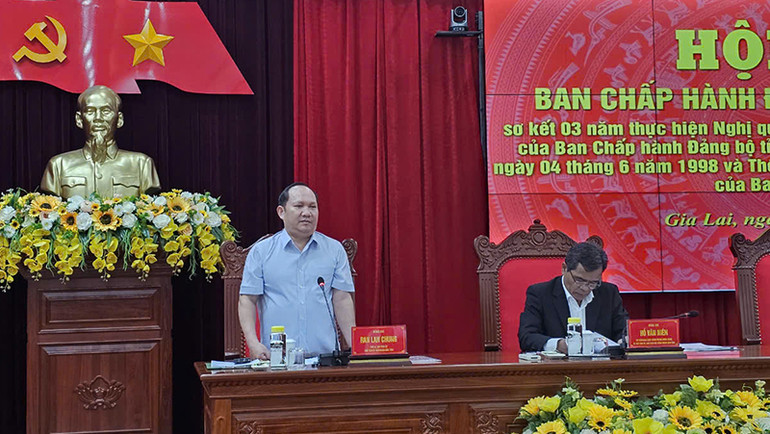 Các đồng chí chủ trì hội nghị.