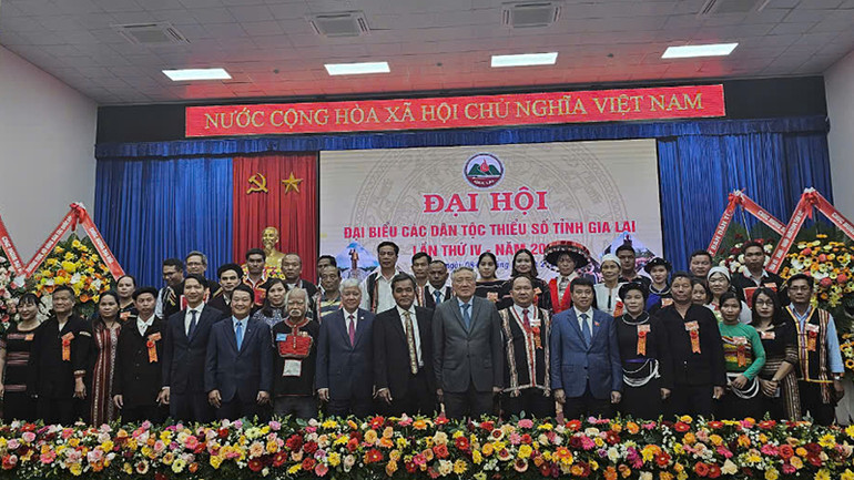 Các đại biểu chụp ảnh lưu niệm.