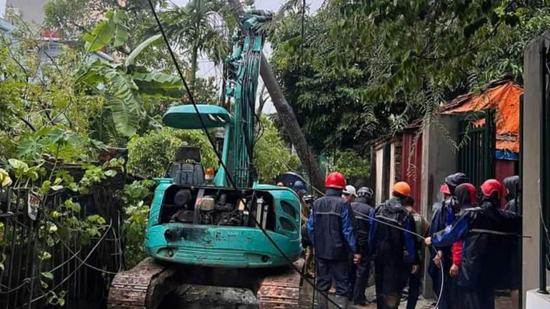 Lực lượng Công an Vĩnh Phúc dọn dẹp cây đổ do bão; thu dọn đường phố. Ảnh: HÀ HỒNG HÀ