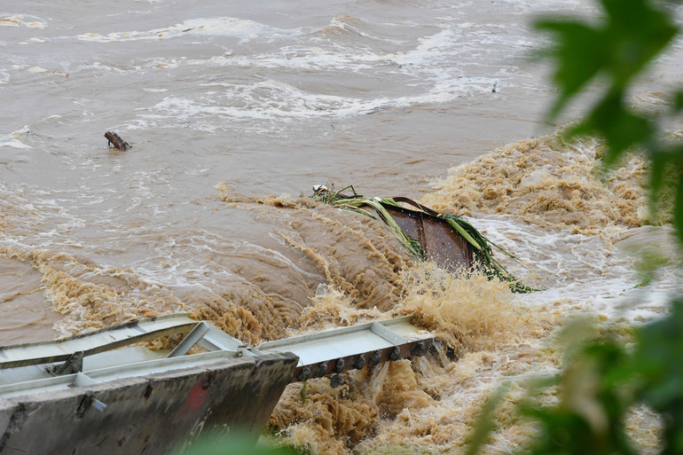Phần đuôi của chiếc xe tải còn sót lại.