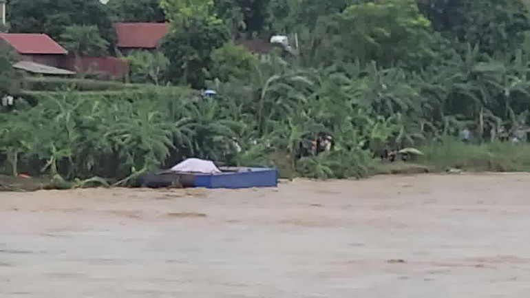 Hai chiếc cano đã được bố trí sẵn 2 bờ sông, tuy nhiên do nước vẫn chảy siết nên chưa thể tiến hành cứu hộ.