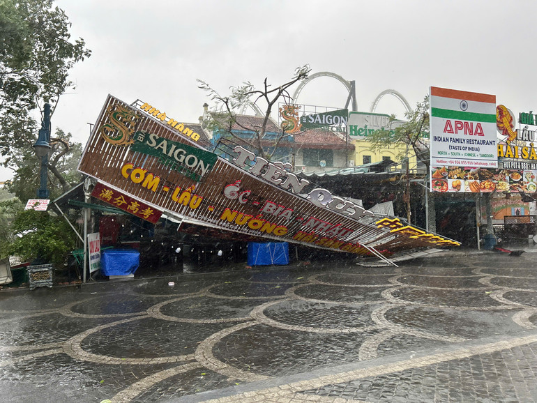 Biển hiệu của một cơ sở kinh doanh bị đổ tại Hạ Long. Biển hiệu của một cơ sở kinh doanh bị đổ tại Hạ Long.