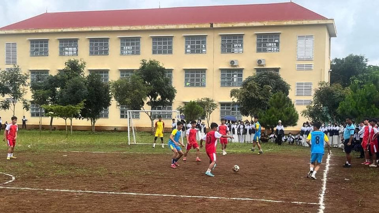 Nhà trường tổ chức trận bóng giao hữu cho các em ngay sau lễ bàn giao sân bóng
