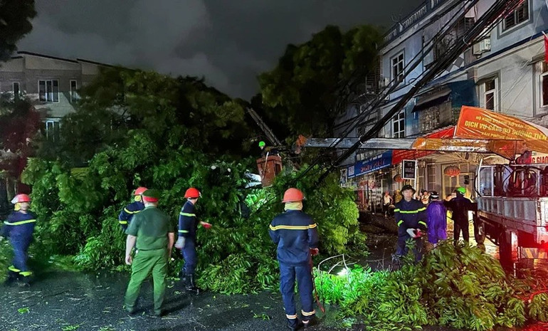 Ngay trong đêm 7/9, lực lượng chức năng tỉnh Phú Thọ đã tập trung khắc phục hậu quả do bão số 3 gây ra tại thành phố Việt Trì. Ảnh: NGỌC LONG