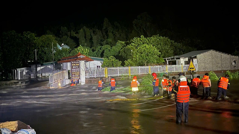 Công an Vĩnh Phúc xuyên đêm hỗ trợ một gia đình mắc kẹt trong bão tại thôn Tân Tiến, xã Đạo Trù, huyện Tam Đảo. Đến khoảng 5 giờ ngày 8/9, tổ cứu nạn cứu hộ đã cứu được 3 người dân bị mắc kẹt ra ngoài và đến nơi an toàn. Ảnh: HÀ HỒNG HÀ