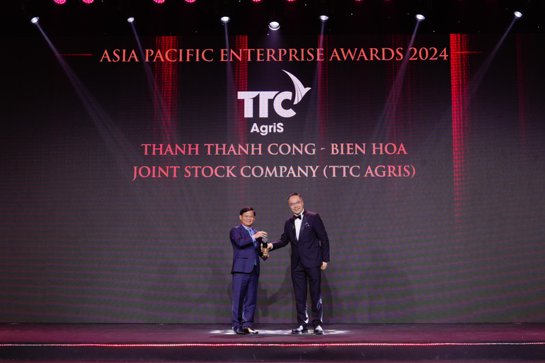Ông Thái Văn Chuyện – Tổng Giám đốc TTC AgriS nhận giải thưởng Doanh nghiệp xuất sắc nhất châu Á