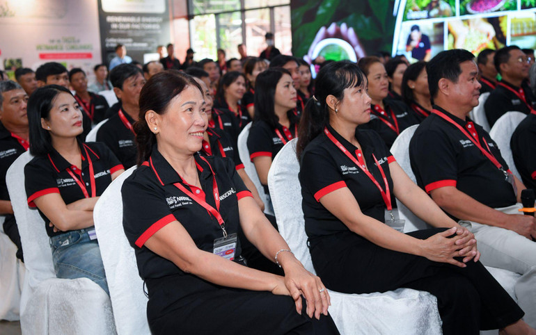 Các nữ nông dân có vai trò quan trọng trong chương trình NESCAFÉ Plan