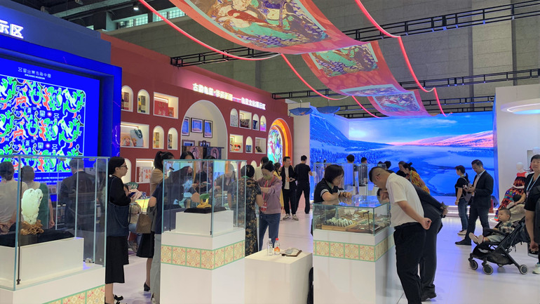 Khu triển lãm của Tân Cương, địa phương khách mời danh dự. (Ảnh: HỮU HƯNG)