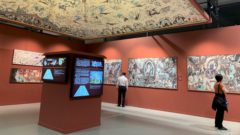 Những hiện vật và tác phẩm nghệ thuật được trưng bày tại triển lãm. (Ảnh: HỮU HƯNG)