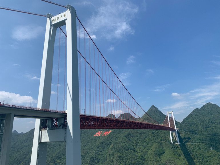 Cầu Bá Lăng Hà là một trong những cây cầu treo giàn thép nhịp dài nhất thế giới. (Ảnh: HỮU HƯNG)