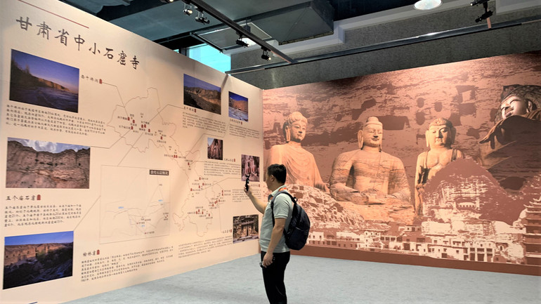 Công chúng tìm hiểu về văn hóa hang động Phật giáo ở Cam Túc, Trung Quốc. (Ảnh: HỮU HƯNG)