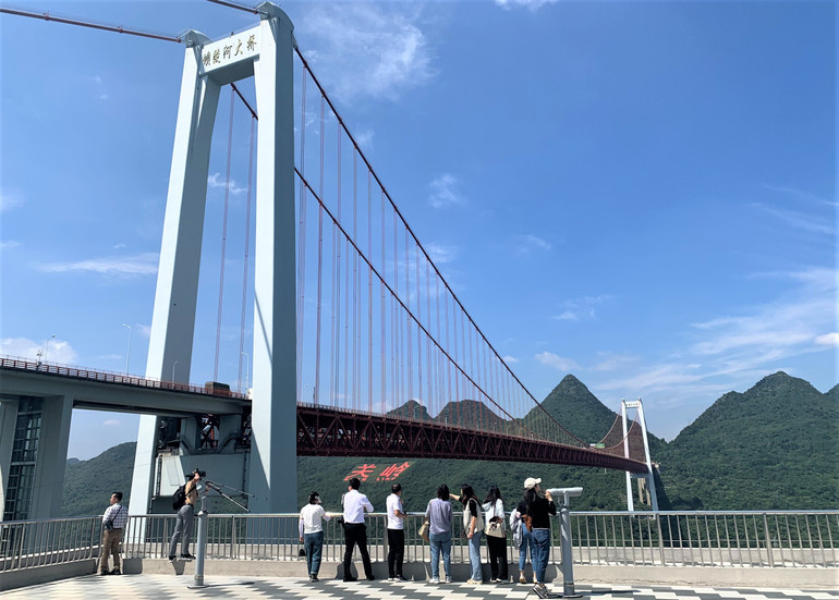 Rất đông du khách đến tham quan. (Ảnh: HỮU HƯNG)