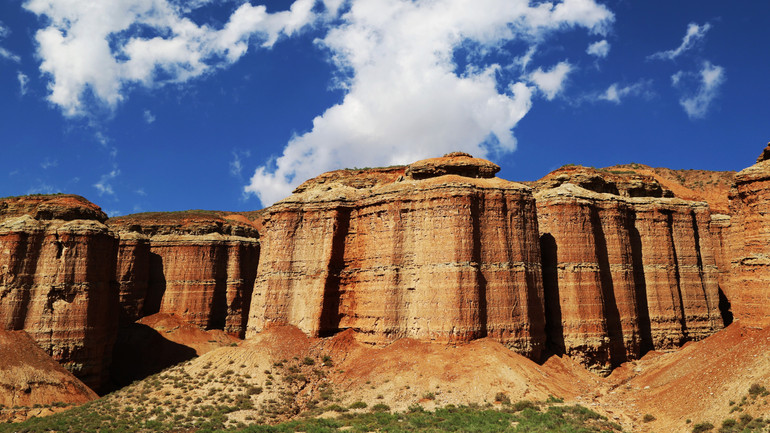 Những dãy núi thẳng đứng tạo cảm giác mạnh.