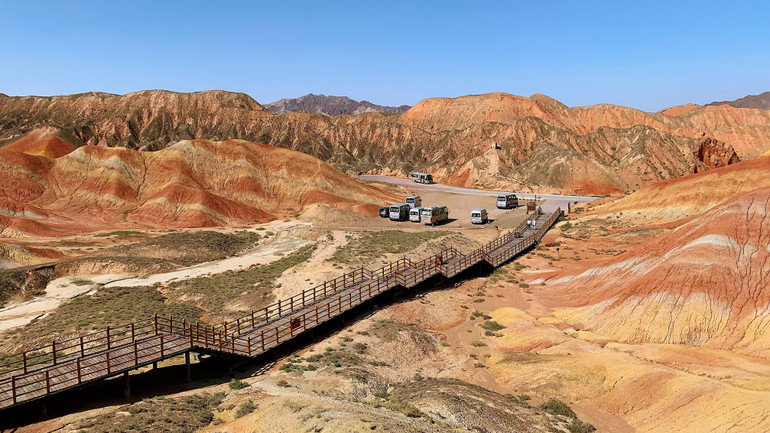 Những đoàn xe nối đuôi nhau đến tham quan khu địa mạo Đan Hà. (Ảnh: HỮU HƯNG)