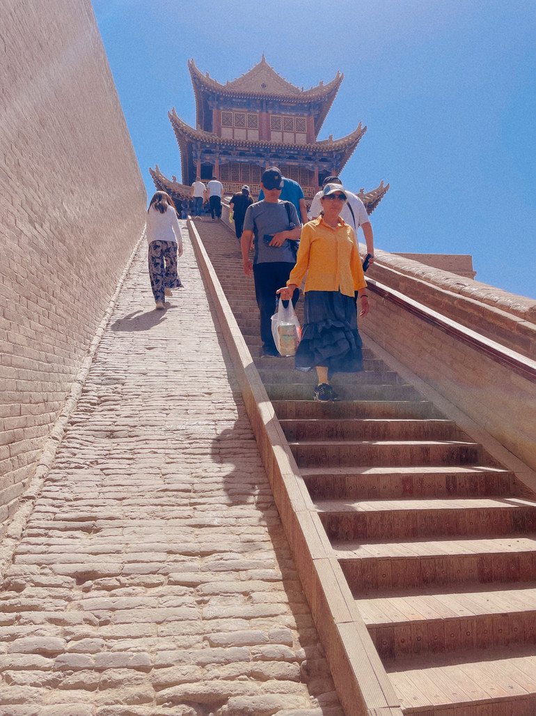 Lối lên tường thành để có thể ngắm nhìn toàn cảnh Gia Dục Quan. (Ảnh: HỮU HƯNG)