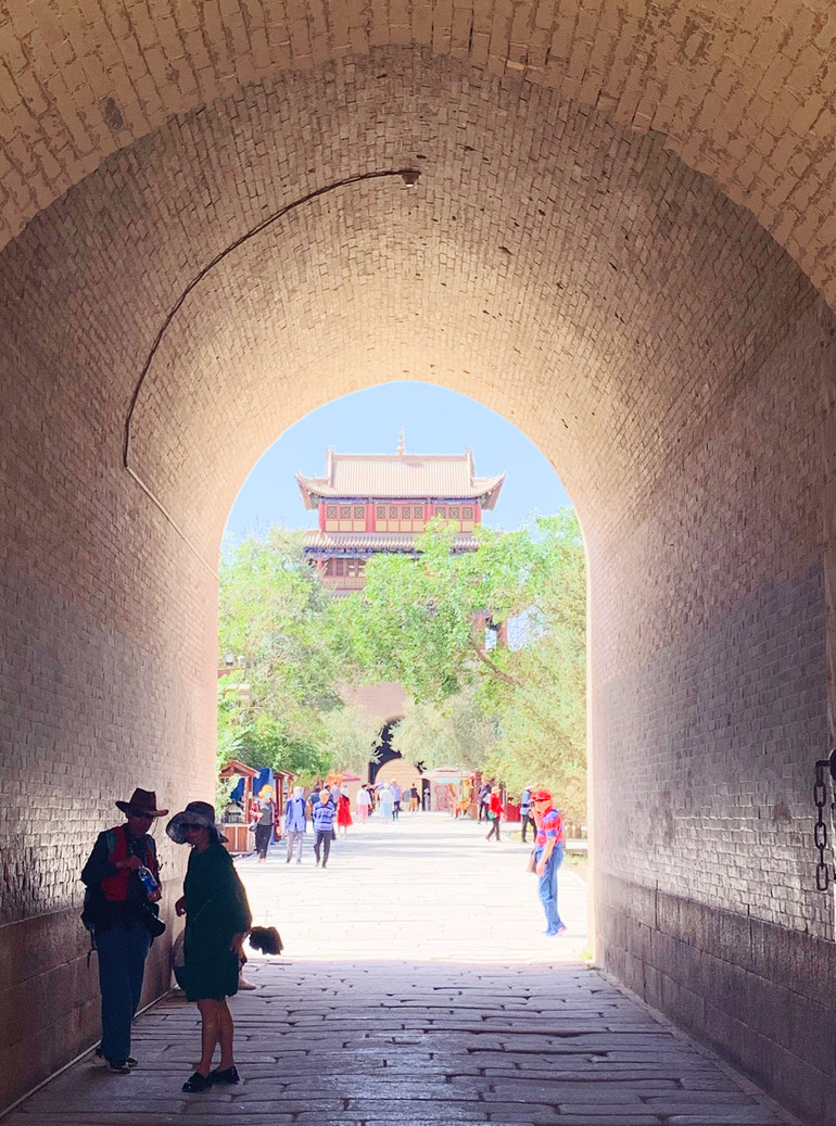 Nhìn vào Gia Dục Quan qua cổng thành. (Ảnh: HỮU HƯNG)