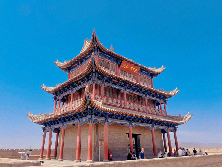 Tấm biển "thiên hạ đệ nhất hùng quan" để tôn vinh giá trị của công trình độc nhất vô nhị này. (Ảnh: HỮU HƯNG)