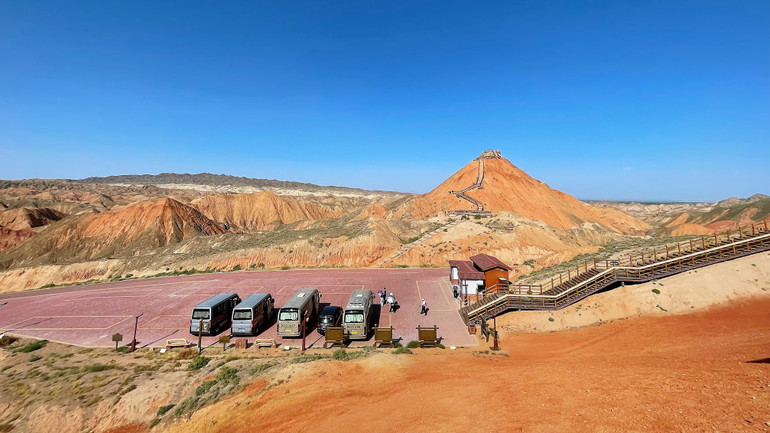 Con đường dẫn lên điểm ngắm nhìn mặt trời mọc. (Ảnh: HỮU HƯNG)