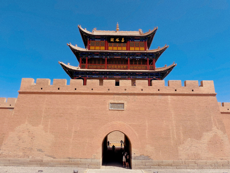 Cổng thành có ghi 3 chữ lớn "Gia Dục Quan". (Ảnh: HỮU HƯNG)