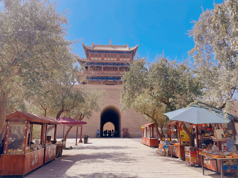 Đường vào cổng thành. (Ảnh: HỮU HƯNG)