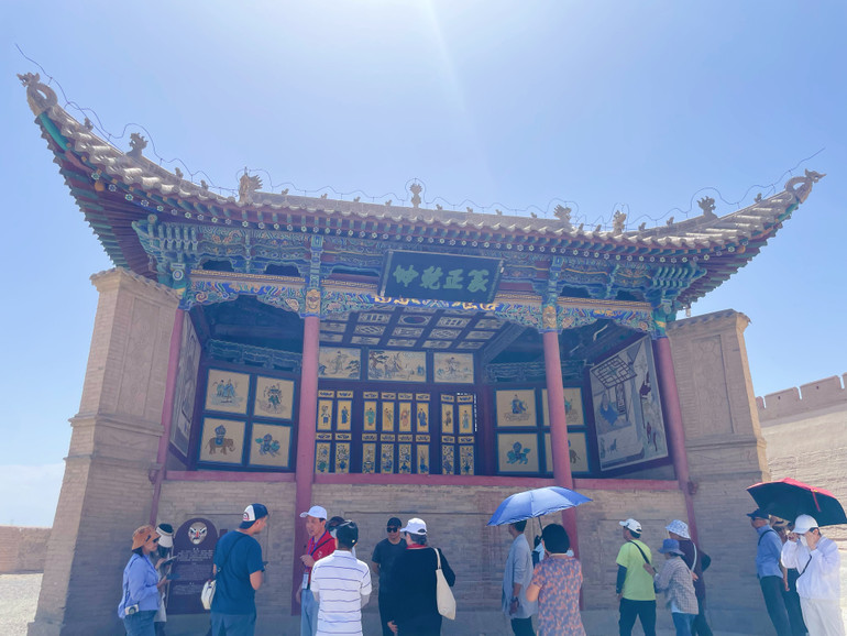 Nơi biểu diễn kịch cho binh sĩ canh gác tại Gia Dục Quan thời xưa. (Ảnh: HỮU HƯNG)