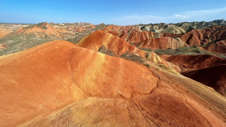 Núi đồi rực rỡ sắc màu. (Ảnh: HỮU HƯNG)