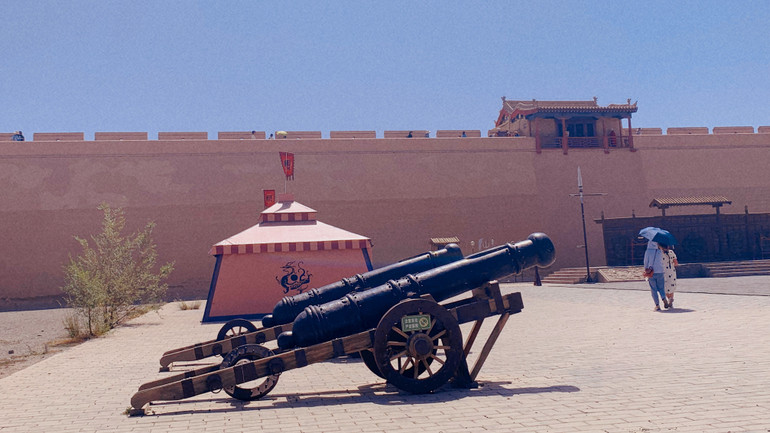 Những khẩu đại pháo được trưng bày tại Gia Dục Quan. (Ảnh: HỮU HƯNG)