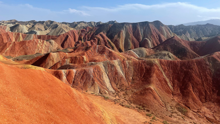 Núi non trùng điệp với sắc màu rực rỡ. (Ảnh: HỮU HƯNG)