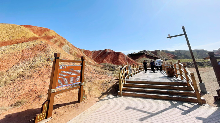 Rất đông du khách đến tham quan địa mạo Đan Hà. (Ảnh: HỮU HƯNG)