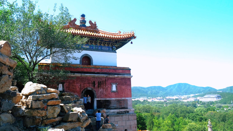 Một góc Tứ đại bộ châu - cụm công trình kiến trúc Phật giáo Tây Tạng. (Ảnh: HỮU HƯNG)