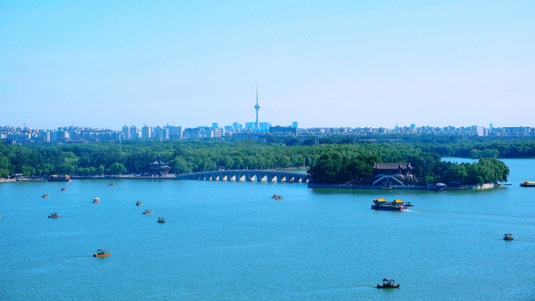 Từ Di Hòa viên, có thể nhìn thấy tháp truyền hình Bắc Kinh. (Ảnh: HỮU HƯNG)