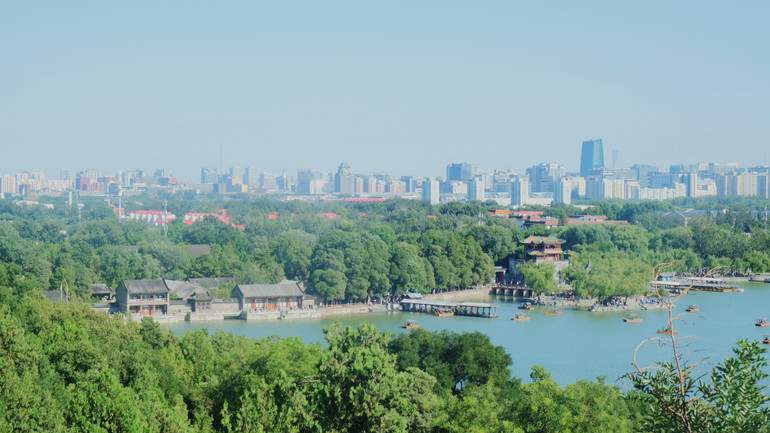 Một Di Hòa viên xanh tươi, cổ kính nằm cạnh thành phố hiện đại. (Ảnh: HỮU HƯNG)