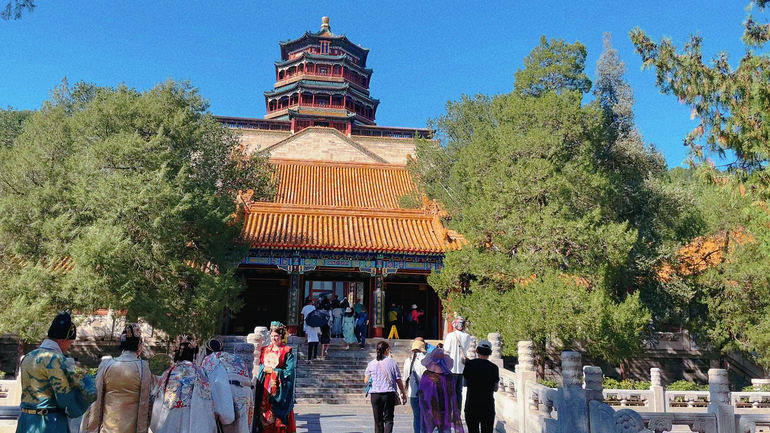 Du khách nước ngoài trong bộ cổ trang tại Di Hòa viên. (Ảnh: HỮU HƯNG)