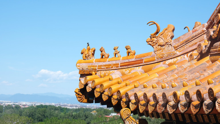 Tạo hình những con thú trên góc mái cung điện, thể hiện vị thế và quyền lực hoàng gia. (Ảnh: HỮU HƯNG)