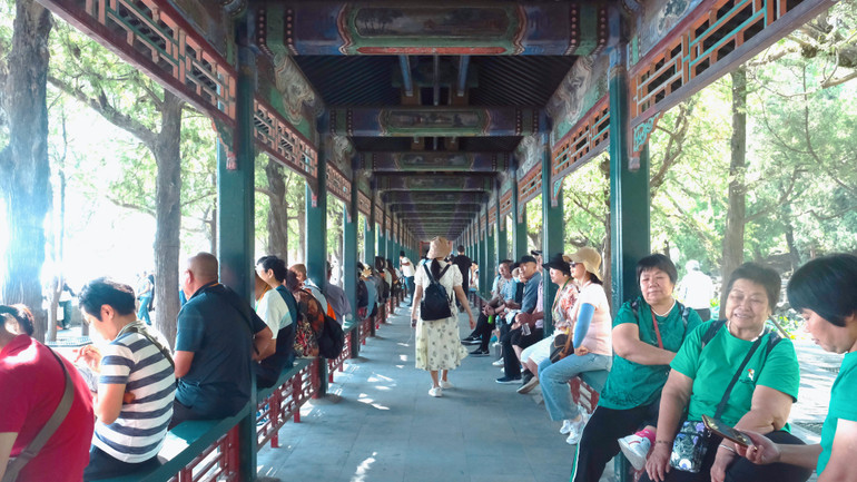 Du khách nghỉ chân tại "Trường Lang" trong Di Hòa viên. (Ảnh: HỮU HƯNG)