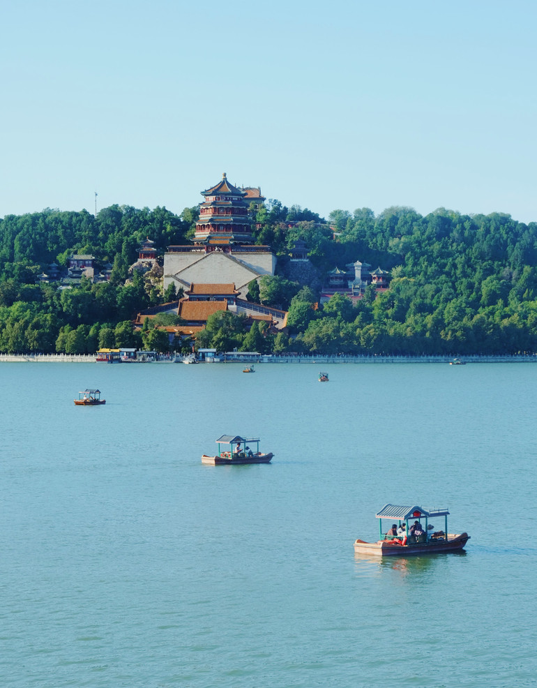 Phong cảnh Di Hòa viên như một bức tranh thủy mặc, non nước hữu tình. (Ảnh: HỮU HƯNG)