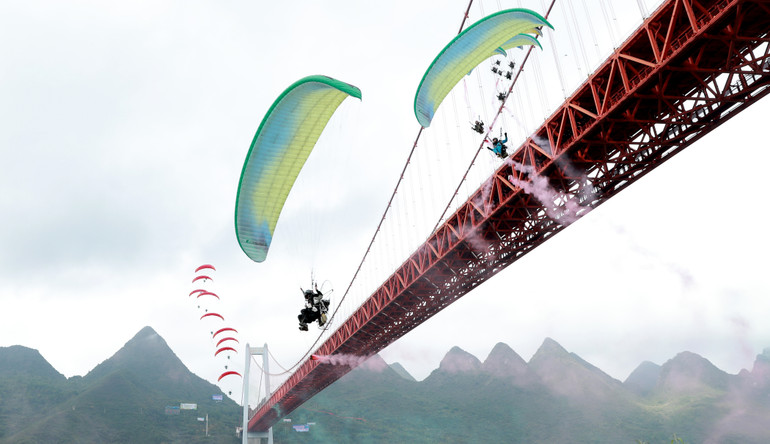 Nhảy dù lượn trên cầu Bá Lăng Hà.