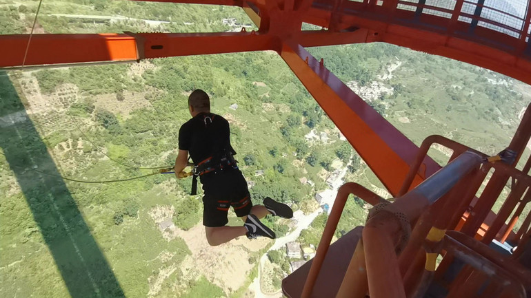 Trải nghiệm nhảy Bungee trên cầu Bá Lăng Hà.