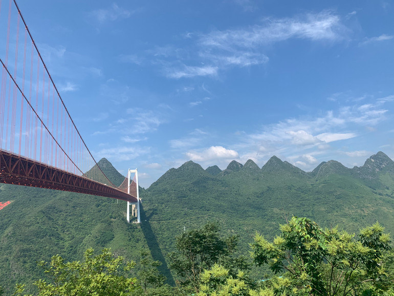 Cầu Bá Lăng Hà bắc qua hẻm núi cheo leo, hùng vĩ. (Ảnh: HỮU HƯNG)