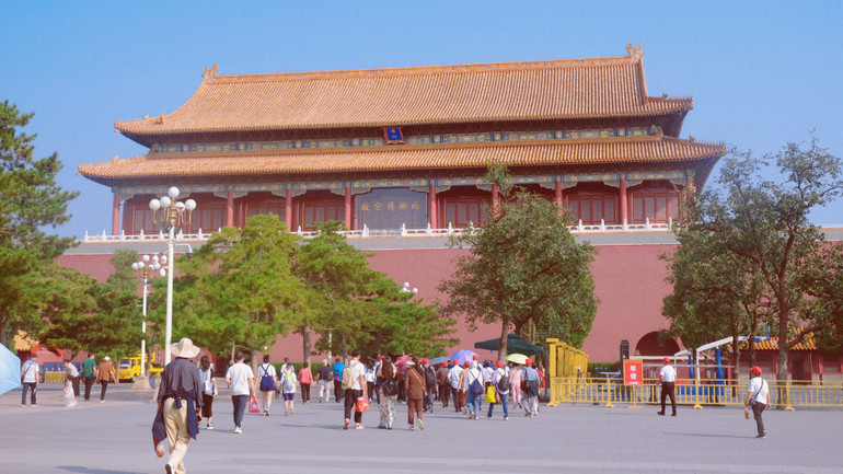 Du khách vào tham quan Cố Cung qua cổng Đoan Môn. (Ảnh: HỮU HƯNG)