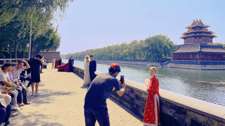 Những du khách nước ngoài check-in tại Cố Cung. (Ảnh: HỮU HƯNG)