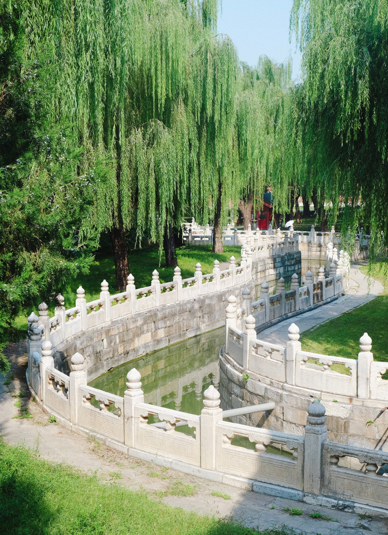 Một góc râm mát hiếm thấy trong quần thể cung điện hoàng gia lớn nhất thế giới. (Ảnh: HỮU HƯNG)