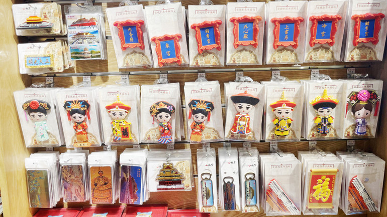 Những đồ lưu niệm với tạo hình các nhân vật đời nhà Thanh. (Ảnh: HỮU HƯNG)