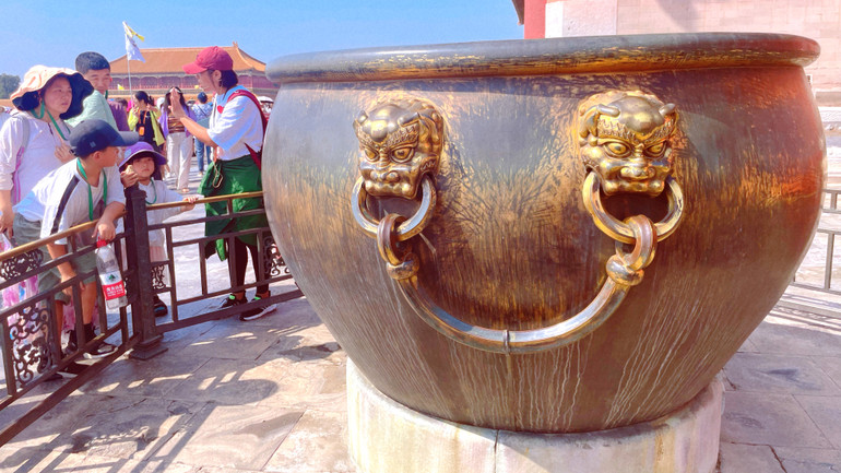 Các bạn nhỏ tìm hiểu về lịch sử của các hiện vật được lưu giữ tại Cố Cung. (Ảnh: HỮU HƯNG)